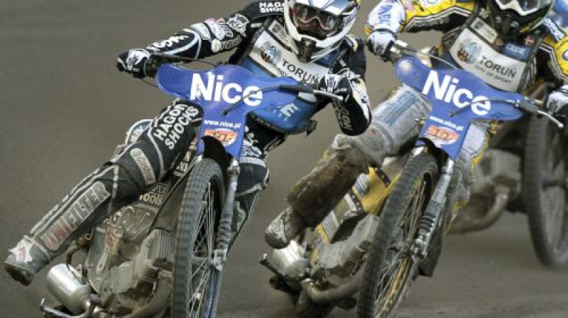 Kriss Holders (priekšplānā) ticis pie pirmās uzvaras "Grand Prix"
Foto: AP
