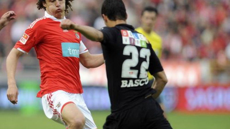 Emidiu Rafaels (melnā kreklā) pret Lisabonas "Benfica"
Foto: AP/Scanpix