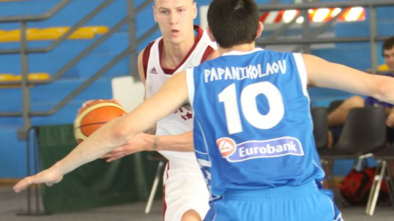Kristers Zeidaks cenšas uzlauzt grieķu aizsardzību 
Foto: FIBA Europe
