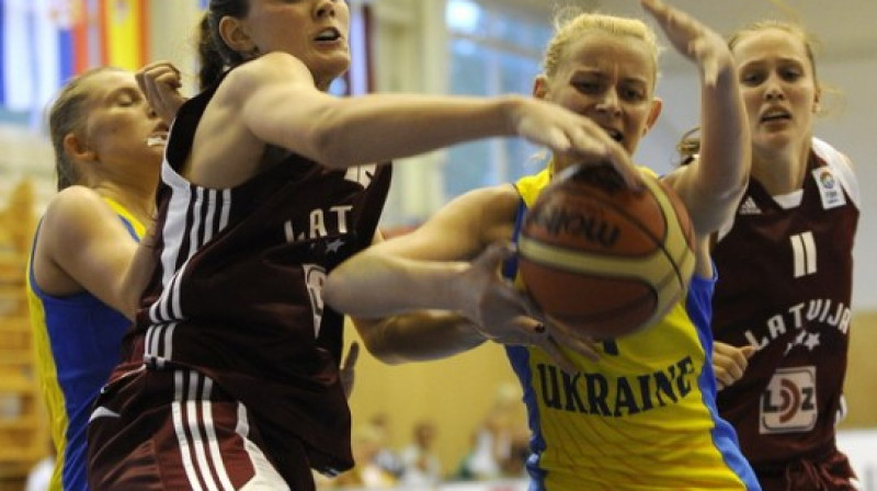 Anete Šteinberga cīņā par bumbu. 
Foto: Romāns Kokšarovs, Sporta Avīze, f64