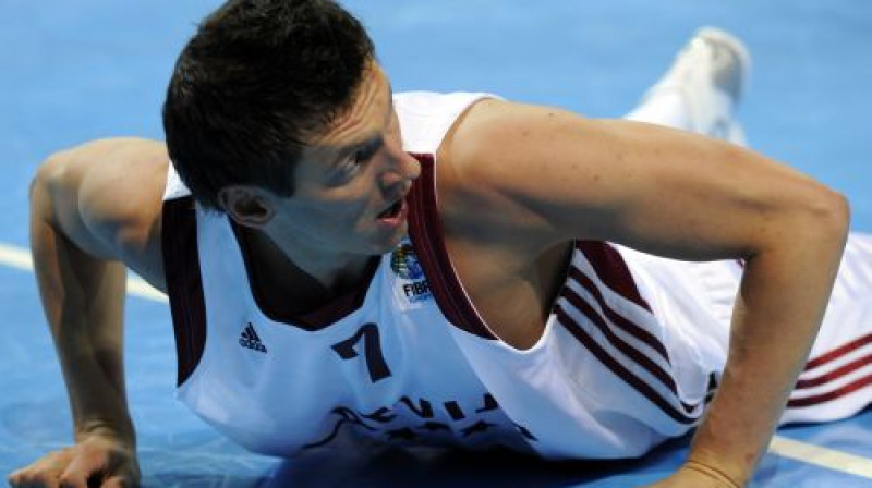 Uz grīdas jebkurā gadījumā... Liktenis šovasar Jānim sagādāja izvēli, kurā visiem labu lēmumu pieņemt nebija iespējams.
Foto: Romāns Kokšarovs, Sporta Avīze