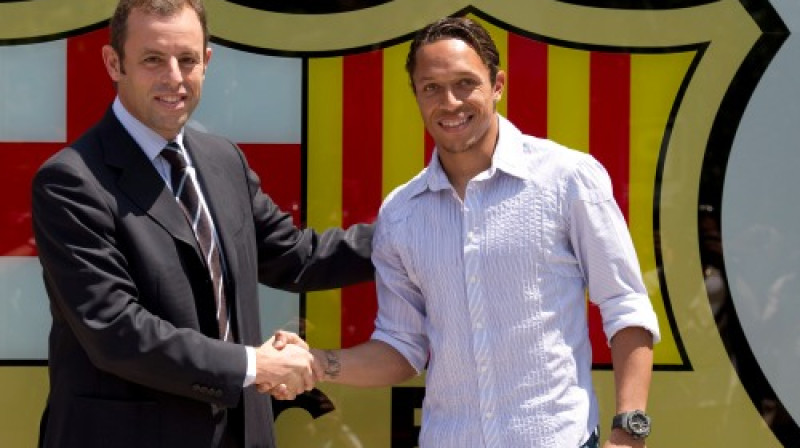 Adrianu (pa labi) un "Barcelona" kluba jaunais prezidents Sandro Rosejs
Foto: AP/ Scanpix