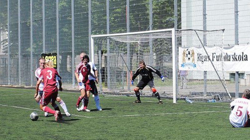 Epizode no spēles starp Latvijas sieviešu izlasi un Saeimas izveidoto komandu.
Foto: Saeima