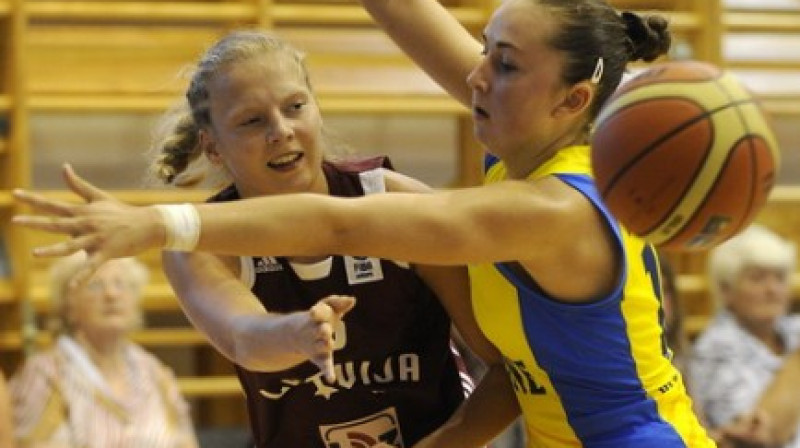 Uzbrūkošā aizsardze Laura Puriņa
Foto: Romāns Kokšarovs, "Sporta Avīze"/FIBA Europe/f64