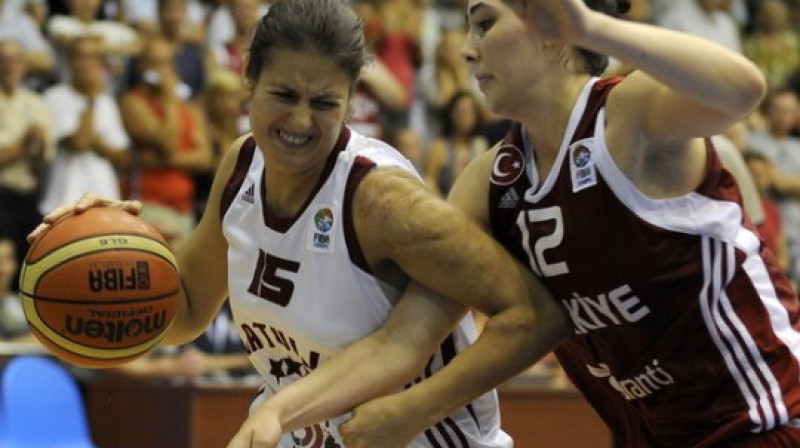 Latvijas kapteine Ieva Krastiņa
Foto: Romāns Kokšarovs, "Sporta Avīze", FIBA Europe, f64