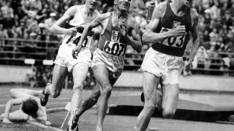 Emils Zatopeks Helsinku olimpiādē izcīna savu otro zelta medaļu no trim - pirmais 5000 m distancē. Pēc stundas šķēpa mešanā zelts tiks viņa sievai Danai
FOTO: PAL/"Scanpix"