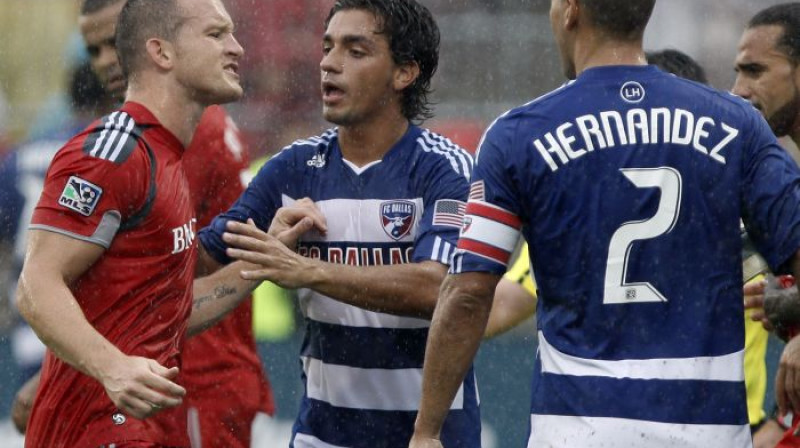 Toronto futbolistam Čadam Baretam (pa kreisi) radušās nesaskaņas ar Dalasas spēlētājiem
Foto: AFP/Scanpix