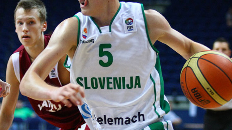 Kaspars Vecvagars šoreiz netika galā ar slovēņu "mazo" spēlētāju Luku Rupņiku
FOTO: www.fibaeurope.com
