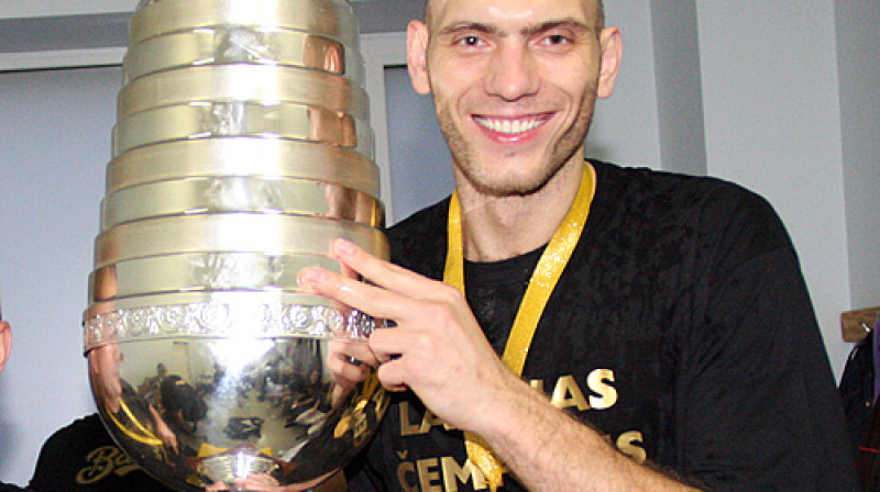 Aleksejs Zorins ar 2010. gada Latvijas čempionu kausu
Foto: Renārs Buivids
