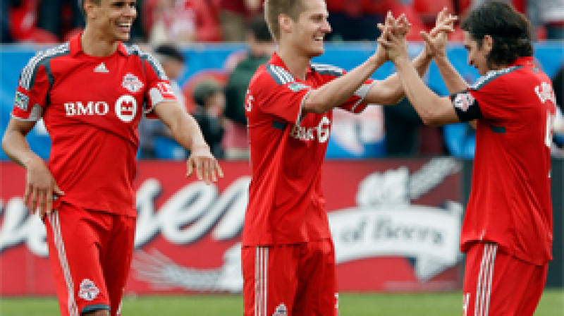 Raivis Hščanovičs (centrā) un "Toronto FC" futbolisti.
Foto: AP/Scanpix