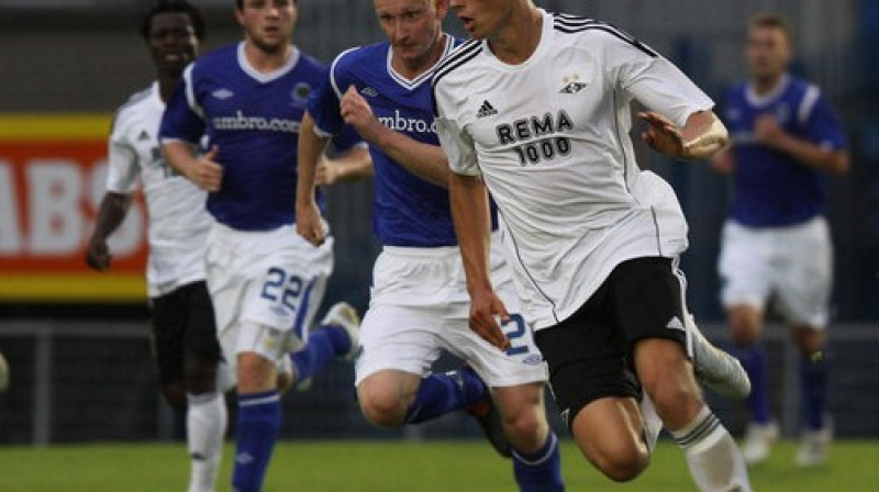 Priekšplānā "Rosenborg" talants Markuss Henriksens spēlē ar "AIK"
Foto: PA Wire/Scanpix