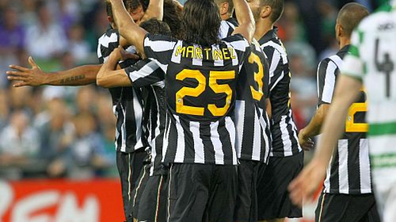 "Juventus" futbolisti atzīmē vārtu guvumu
Foto: AFP/Scanpix Sweden