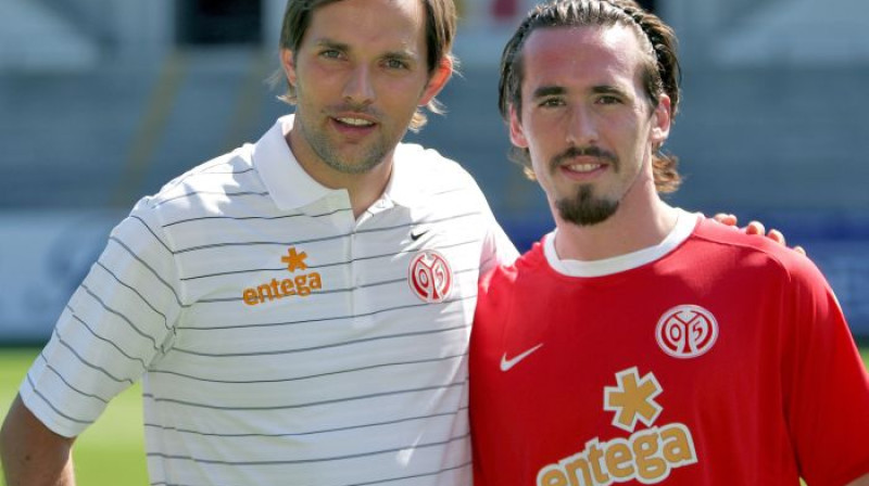 Maincas treneris Tomass Tuhels (pa kreisi) sveic
komandas jaunieguvumu Kristianu Fuksu
Foto: AFP/Scanpix