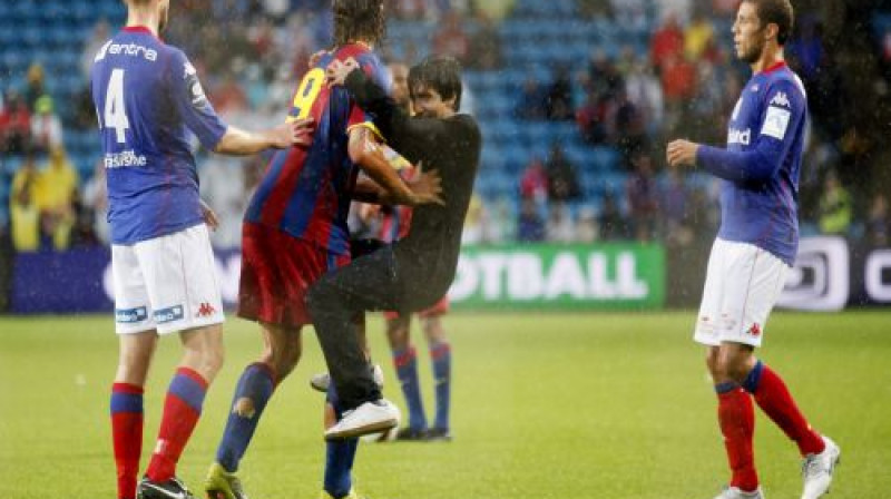 Epizode no spēles starp ''Barcelona'' un ''Valerenga'', kurā uzbrucējs Zlatans Ibrahimovičs satiek vienu no saviem līdzjutējiem.
Foto: SCANPIX SWEDEN