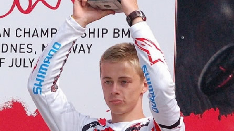 Kristaps Vinters uz EČ2010 16-gadīgo jauniešu grupas pjedestāla