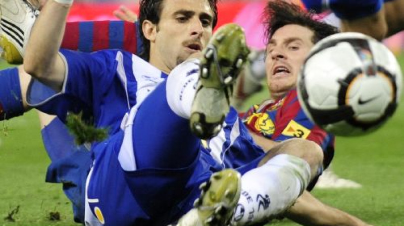 Nikolass Pareha cīņā ar Lionelu Mesi
Foto: AFP/Scanpix