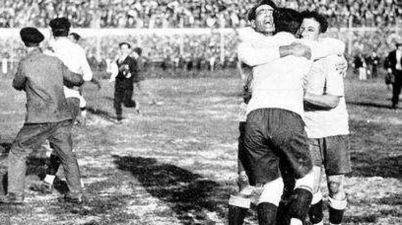 Urugvaja "Centenario" stadionā Montevideo kļūst par pirmo pasaules čempionvienību futbolā
FOTO: "calcioalpallone.com"
