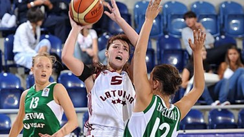 Sabīne Dukāte realizēja 4 no 9 tālmetieniem, 2 no 4 divpunktu metieniem un guva 16 punktus
Foto: Viktor Rebay, fibaeurope.com