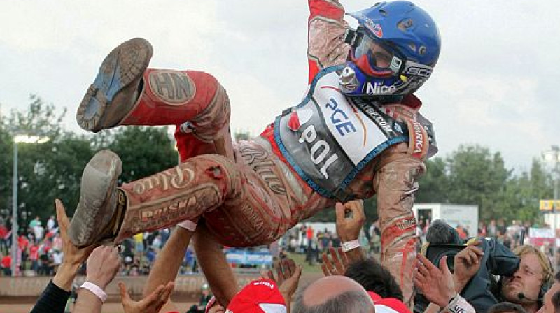 Partneri sveic Tomašu Gollobu
Foto: AFP/Scanpix Sweden