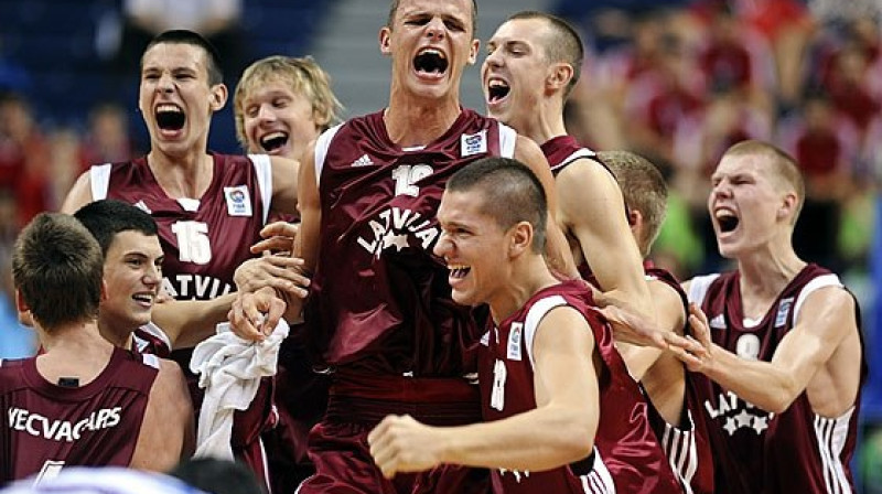 2010.gads, Viļņa: Edmunds Dukulis (vidū) un Latvijas juniori priecājas par bronzas medaļu izcīnīšanu Eiropas U18 čempionātā.
Foto: Robertas Dackus, fibaeurope.com