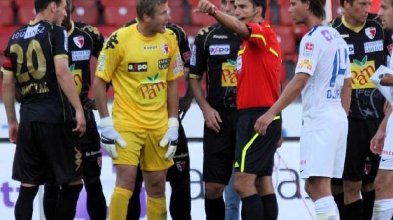 Andris Vaņins un spēlētāji apstrīd tiesneša
Masimo Buzakas lēmumu noraidīt vārtsargu
Foto: www.1909.ch