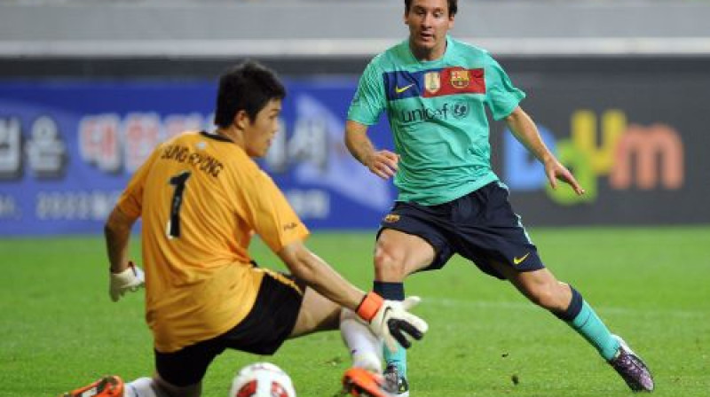 Lionels Mesi (pa labi) vakar 15 minūšu laikā guva divus vārtus
Foto: AFP/Scanpix