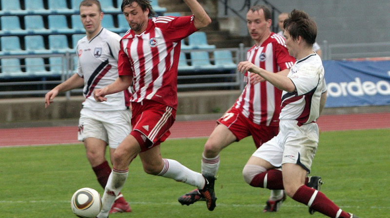 Kristaps Grebis cenšas aizbēgt no "Jelgavas" aizsargiem
Foto: Ivars Veiliņš, jelgavasvestnesis.lv