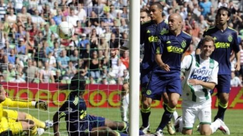 ''Ajax'' spēlētāji noskatās, kā ''FC Groningen'' panāk izlīdzinājumu
Foto: fcupdate.nl