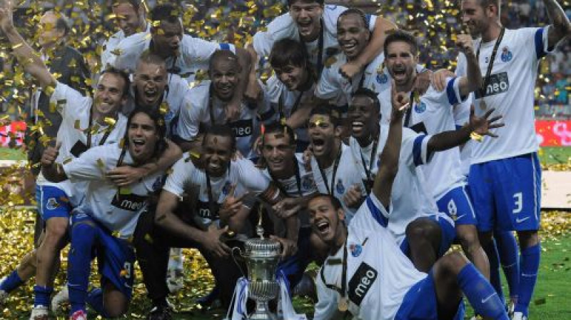 "Porto" ar izcīnīto kausu
Foto: AFP/Scanpix