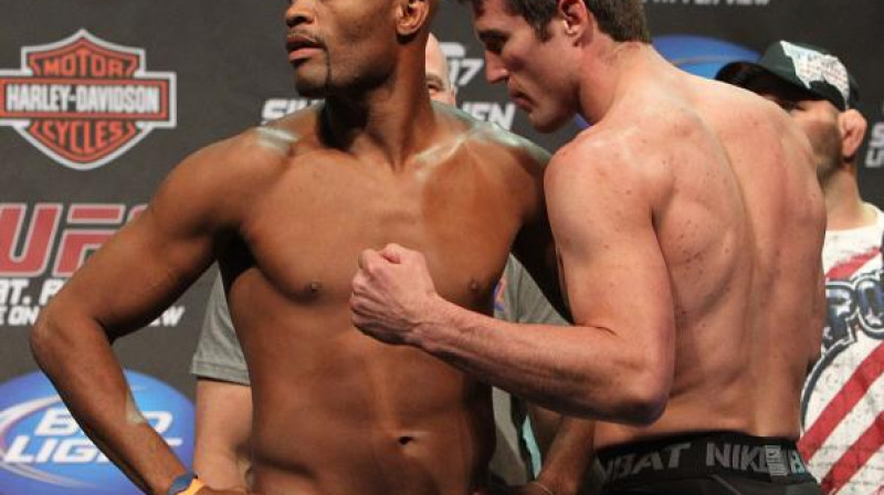 Andersons Silva (pa kreisi) un Čels Sonens
Foto: Sherdog.com