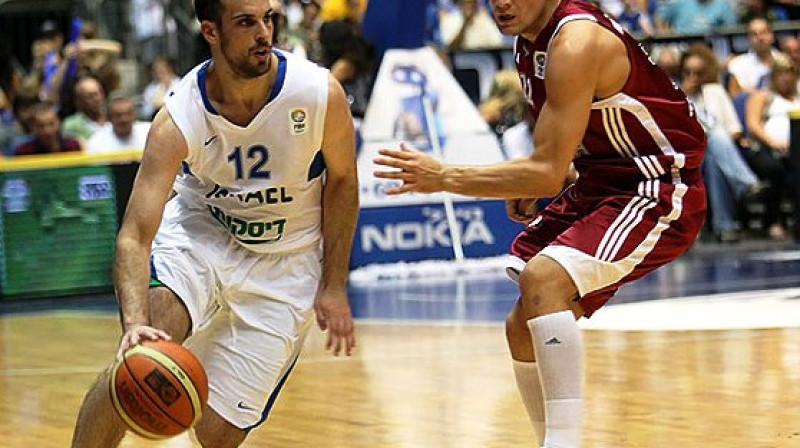 Jotams Halperins (ar bumbu) un Edgars Jeromanovs. Foto: FIBA-Europe.