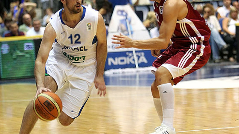 Jots Halperins (pa kreisi) mačā pret Latviju realizēja 4 no 5 trīspunktu metieniem.
FOTO: www.fibaeurope.com