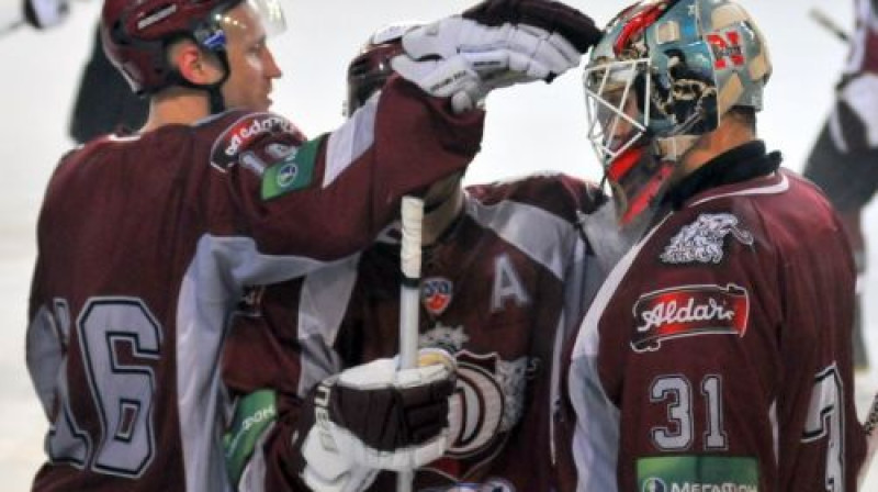 Arvīds Reķis (no kreisās ) guva uzvaras vārtus, bet Kriss Holts (no labās) atvairīja 33 metienus
Foto: Romualds Vambuts, Sportacentrs.com