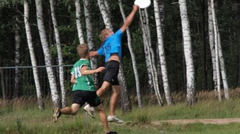 Spēles epizode no 2009. gada Latvijas frisbija čempionāta spēles starp Wild Things un RTU/ViA Valmiera komandām. Bildes autors: Agita Paškeviča