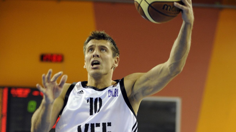 Sandis Valters ar trim trīspunktniekiem pirmajā ceturtdaļā uzdeva labu toni VEF Rīga sniegumam BBL pusfināla mačā ar Lietuvos rytas.
Foto: Romāns Kokšarovs, Sporta Avīze, f64