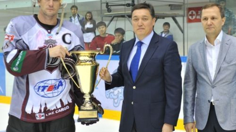 ''Dinamo'' kapteinis Sandis Ozoliņš saņem kausu par 3. vietu
Foto: Astanas ''Barys''
