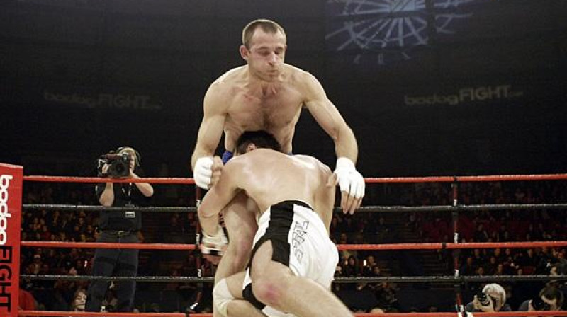 Aleksejs Oleiņiks cīņā ar Čelu Sonenu
Foto: sherdog.com