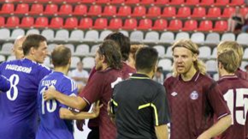 Pēc mača Juris Laizāns diskutē ar tiesnesi
Foto: www.onedivision.ru