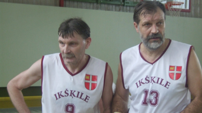 Ivaru Žvīguru (Nr.13) kopā ar seno cīņu biedriem joprojām var sastapt basketbola veterānu mačos. Viņš ir pamanāms līderis.
Foto: LBS arhīvs