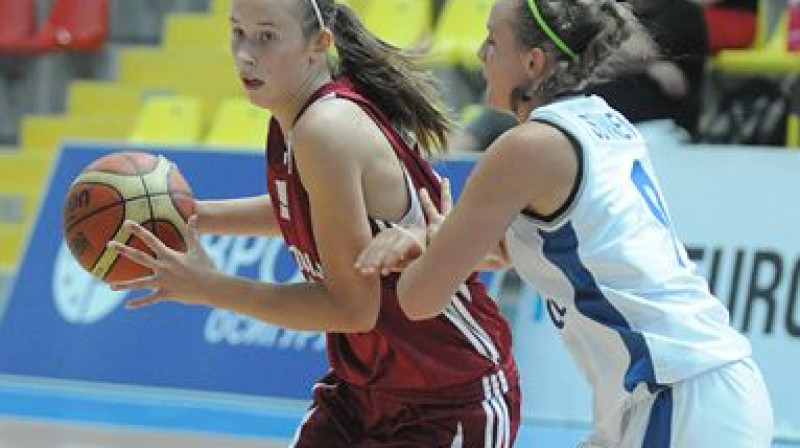 188 centimetrus garā Rūta Veidere (ar bumbu) vidēji mačā nobloķējusi 5,3 pretinieču metienus.
Foto: FIBA Europe