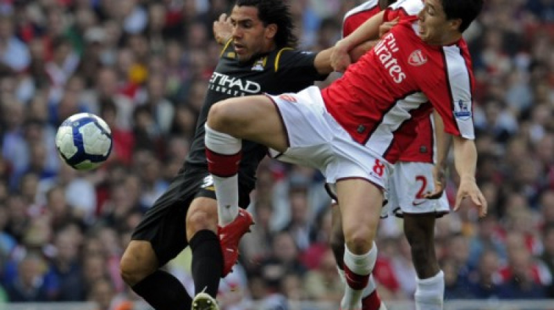 Nasri cīņā pret Karlosu Tevesu
Foto: AP/Scanpix