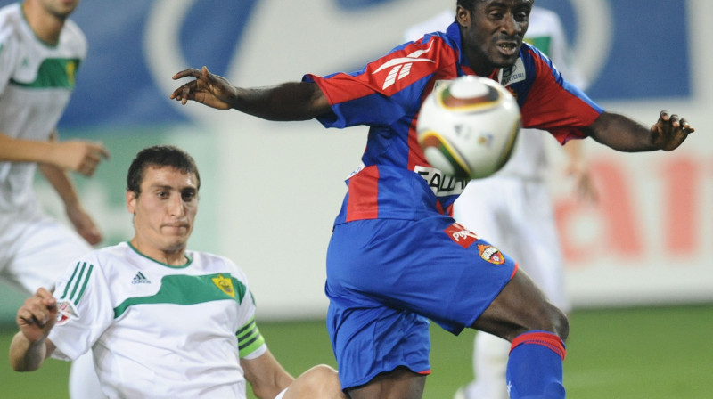 Oskars Kļava (kreisajā stūrī) debitēja spēlē ar "CSKA"
Foto: ITAR-TASS