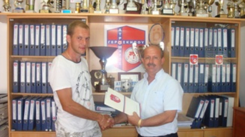 Viktors Morozs (pa kreisi) vienojies ar kipriešiem
Foto: www.atromitosfc.com