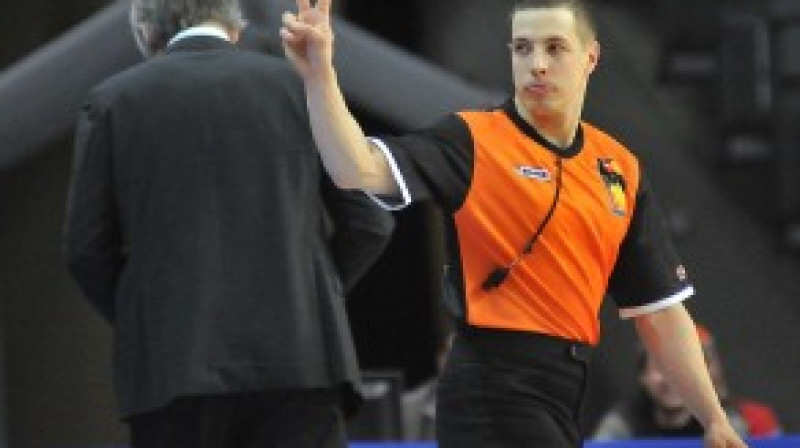 Oļegs Latiševs tiesās Eiropas kausa izcīņas Final 4 spēles.
Foto: Romualds Vambuts, Sportacentrs.com