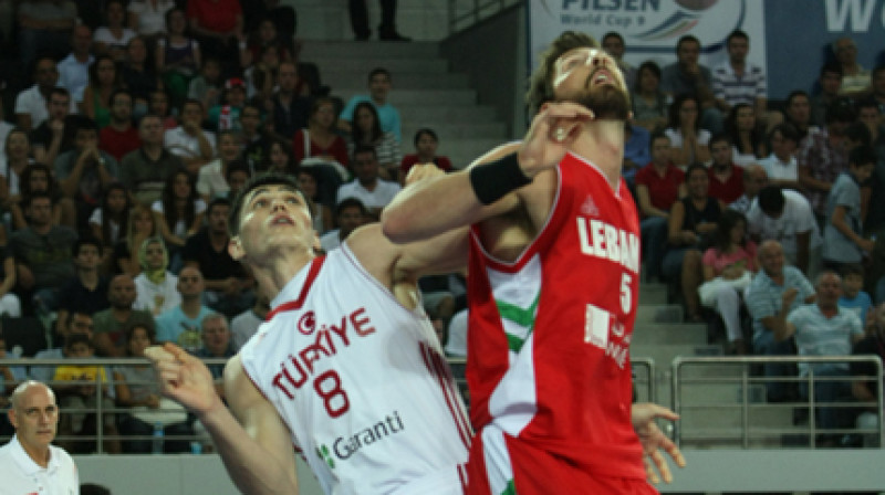 Ersans Iljasova cīņā pret libānieti Džeksonu Vromenu.
Foto: efesworldcup.com