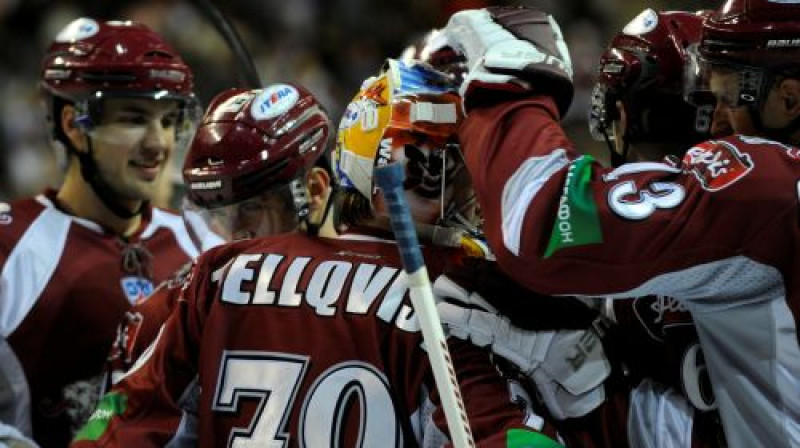 Komandas biedri sveic lielisku spēli aizvadījušo Mikaelu Telkvistu
Foto: Romāns Kokšarovs, Sporta Avīze