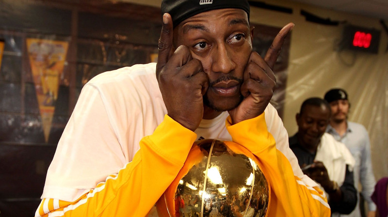 Dīdžejs Mbenga ar NBA čempiona kausu 
Foto: AFP/Scanpix