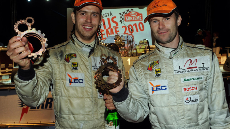 2010. gada Latvijas rallija čempioni Andis Neikšāns un Pēteris Dzirkals
Foto: Zigismunds Zālmanis (Nikon)