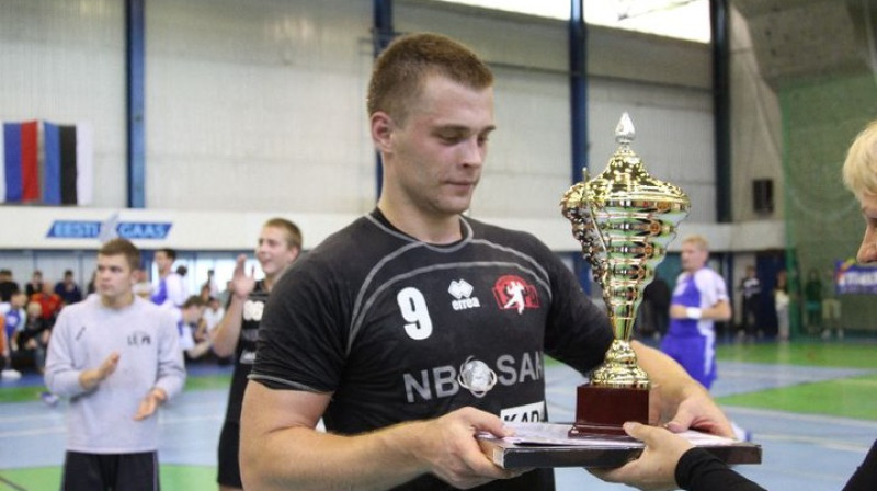 Edgars Vadzītis saņem kausu
Foto: Meelis Heli