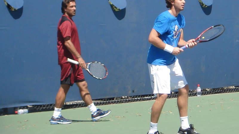 Ernests Gulbis trenera Ernana Gumī uzraudzībā gatavojas pirmajam mačam Ņujorkā
Foto: Rolands Norietis